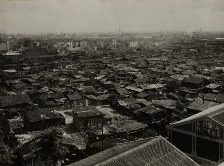 Photographie noir et blanc en surplomb des taudis de la zone de Saint-Ouen à Paris en 1934.