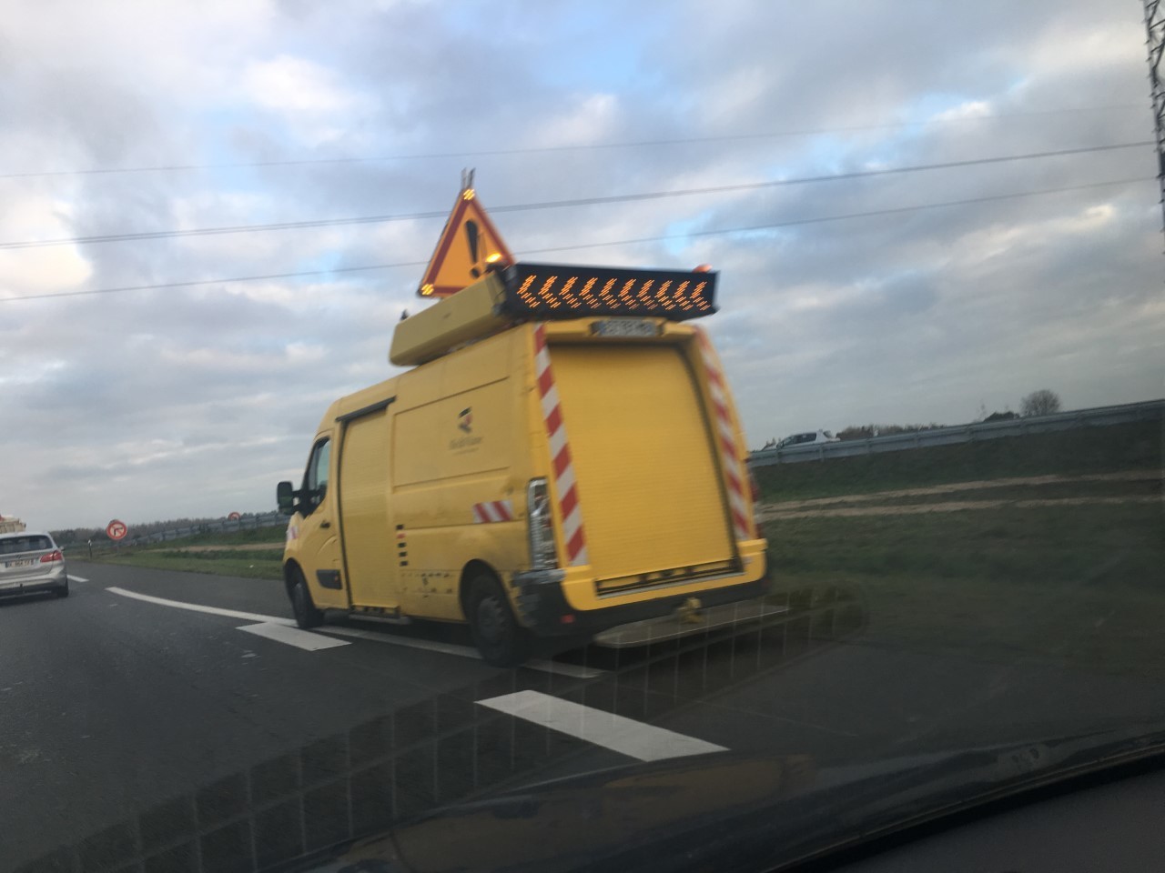 En pleine intervention entre Saint-Malo et Rennes, un fourgon du Département d'Ille-et-Vilaine percuté