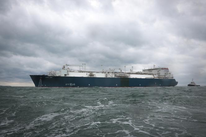 Le terminal méthanier flottant « Cape Ann », de TotalEnergies, au large du port du Havre (Seine-Maritime), en septembre 2023.