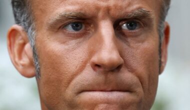 Le président français Emmanuel Macron s'adresse aux médias à la résidence de l'ambassadeur de France à Washington, le 18 août 2025