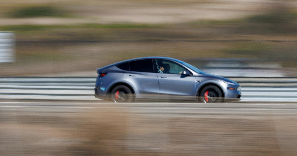 Deux solutions de «route électrique» pour recharger les batteries sans contact testées en France