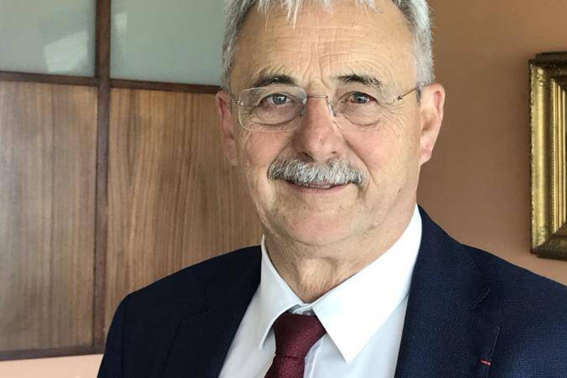 À Cagnes-sur-Mer, le maire Louis Nègre investit enfin les réseaux sociaux à l’approche des municipales