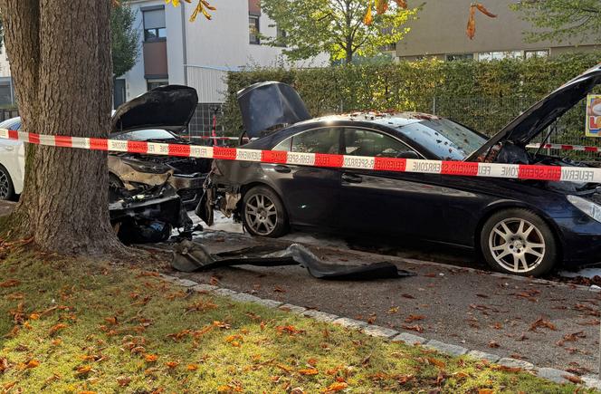 Des voitures incendiées sont visibles dans une rue après un incendie à Munich, en Allemagne, mercredi 1ᵉʳ octobre 2025. 