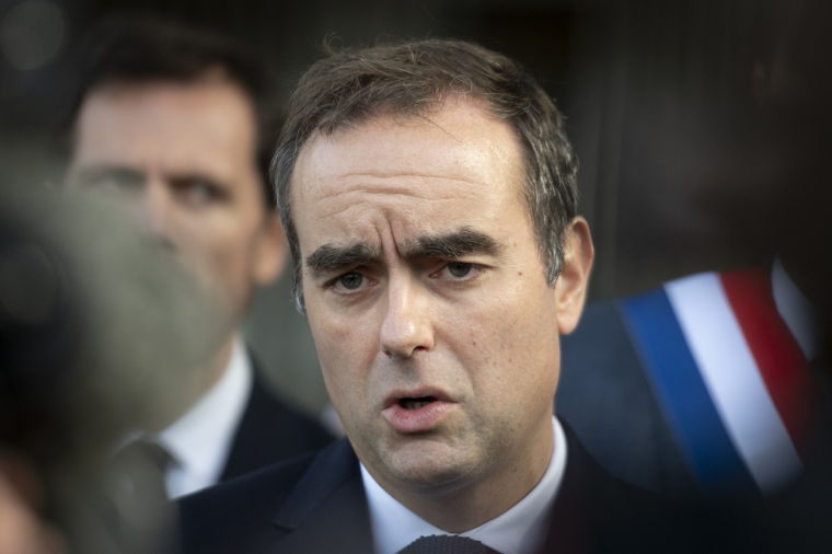 Le Premier ministre français, Sébastien Lecornu, s’adresse aux journalistes après sa visite au commissariat de L’Haÿ-les-Roses, situé dans la banlieue sud de Paris, le 11 octobre 2025. (Photo de Serge Tenani / Hans Lucas / Hans Lucas via AFP)