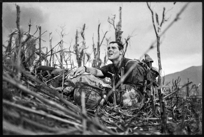 L’aide-soignant de la marine américaine Vernon Wike, auprès d’un soldat mortellement blessé lors de l’assaut de la colline 881, au Vietnam (bataille de Khe Sanh), le 30 avril 1967.