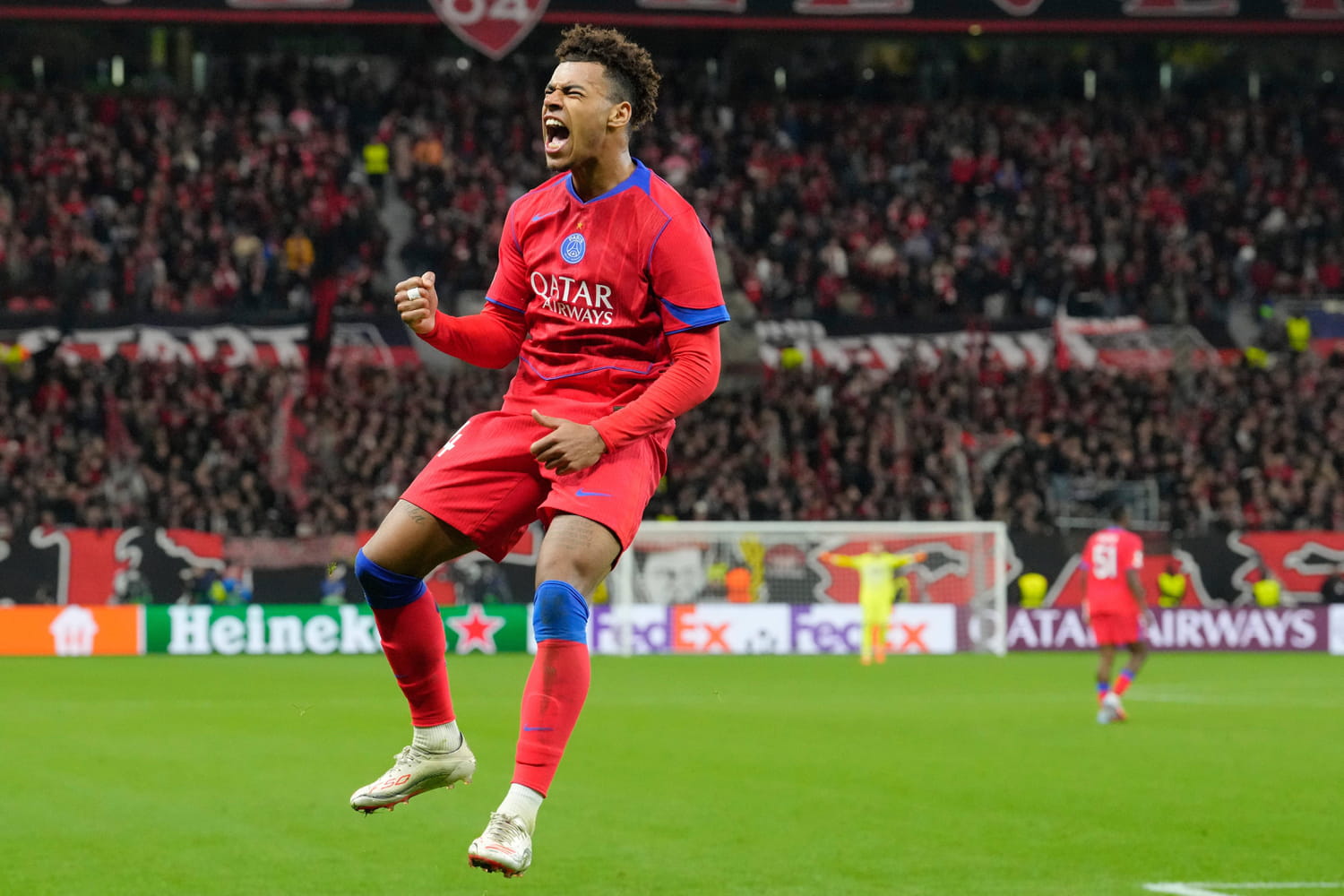 Bayer Leverkusen - PSG : deux rouges, deux pénalties et neuf buts.. Paris remporte un match fou, le résumé