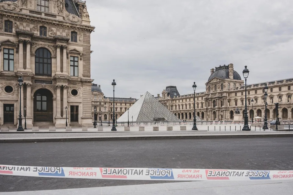 Le musée du Louvre fermé au public après un cambriolage matinal, à Paris, le 19 octobre 2025.