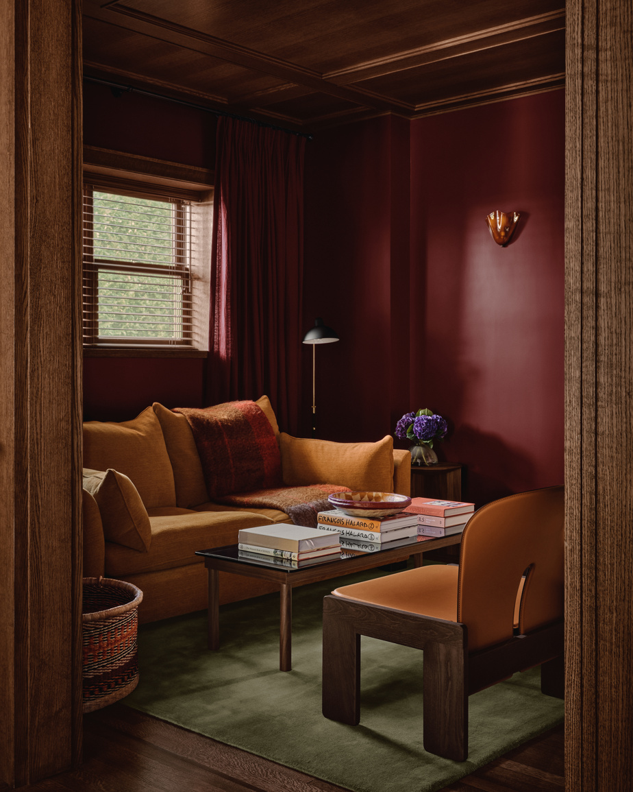 Avec ses couleurs chaudes et son canapé Montauk, un petit salon offre un cadre parfait pour la lecture.