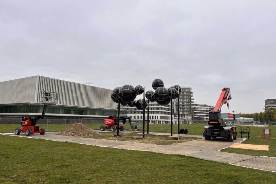 Une étrange sculpture semble prendre vie sur la Presqu'île de Caen