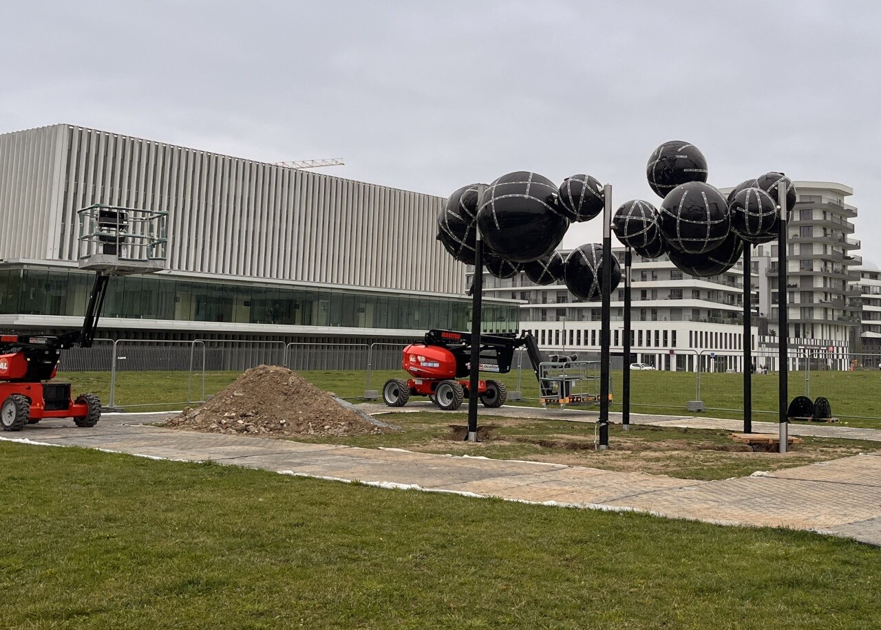 Quelle est cette sculpture en cours de construction sur la Presqu’île de Caen ?