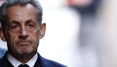 Nicolas Sarkozy accompagné en prison de deux officiers de sécurité, installés dans une cellule voisine