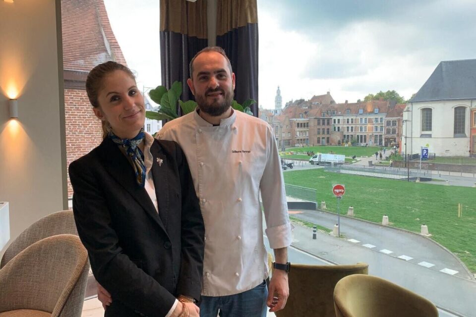 Guillaume Barengo, 36 ans, est le nouveau chef du restaurant étoilé Le Cerisier, avenue du Peuple belge à Lille (Nord). Il forme un binôme d'excellence avec sa compagne, cheffe sommelière, Nell Reverdy.