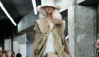 Paris hésite entre la working girl d’Elie Saab et les créations fantasques des Japonais