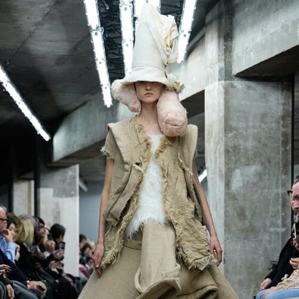 Paris hésite entre la working girl d’Elie Saab et les créations fantasques des Japonais