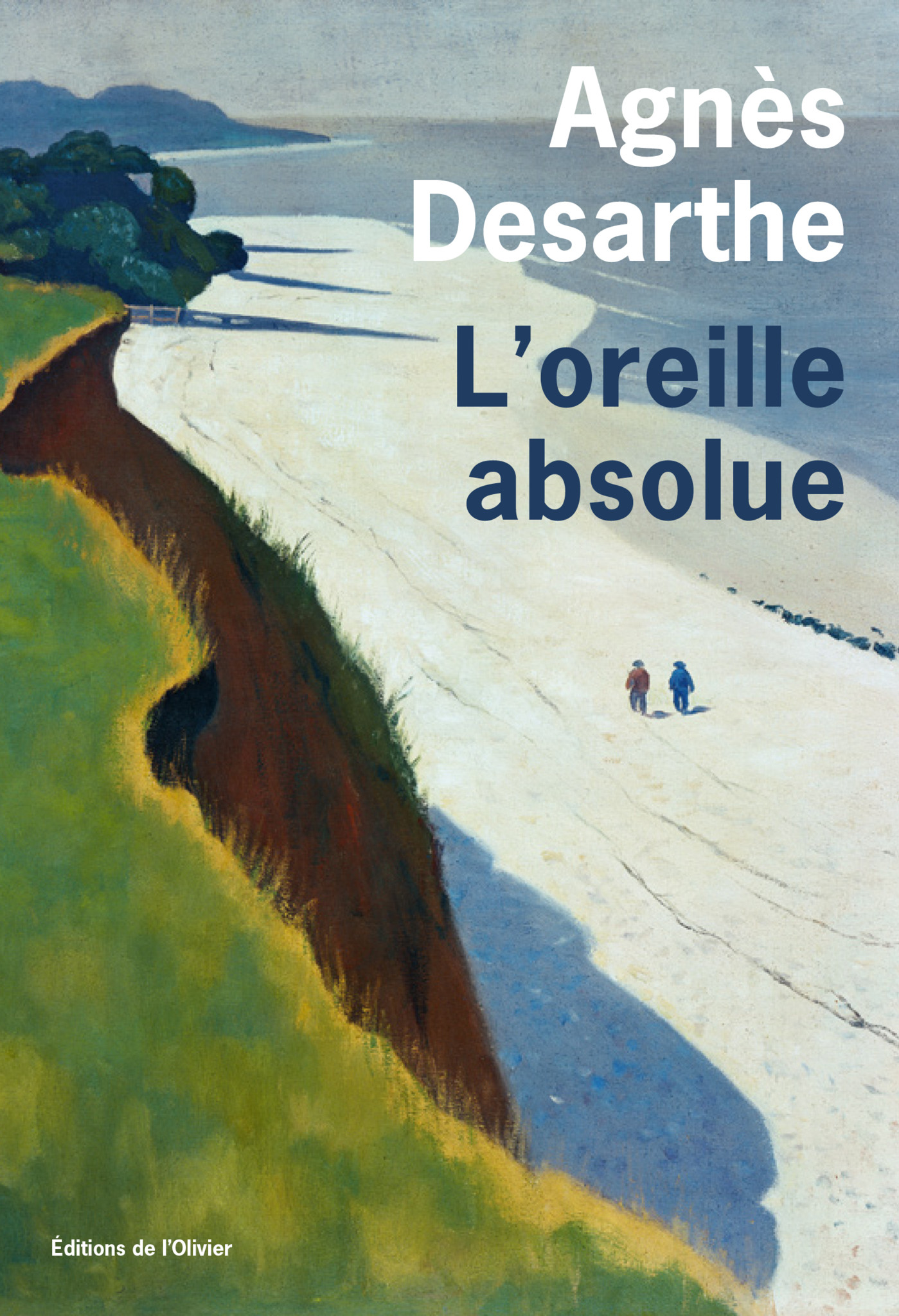 Couverture du livre ’L’oreille absolue’ d’Agnès Desarthe, montrant une falaise verdoyante surplombant une plage avec deux personnes marchant au loin.