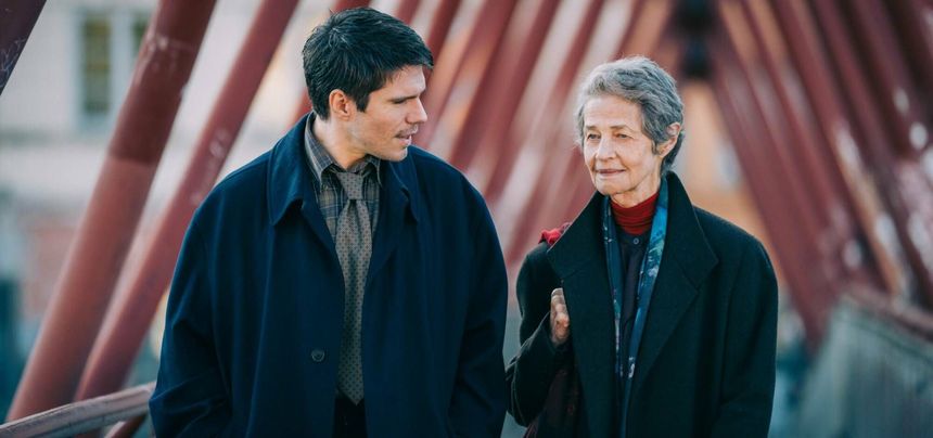 François Civil et Charlotte Rampling dans le film d'Arnaud Desplechin "Deux Pianos", en salles le 16 cotobre 2025.