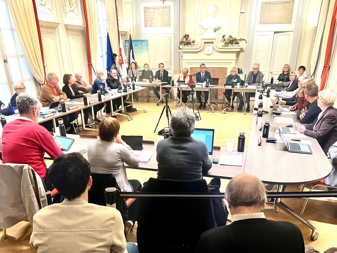 isolé, le maire de Bihorel Pascal Houbron règle ses comptes en conseil municipal