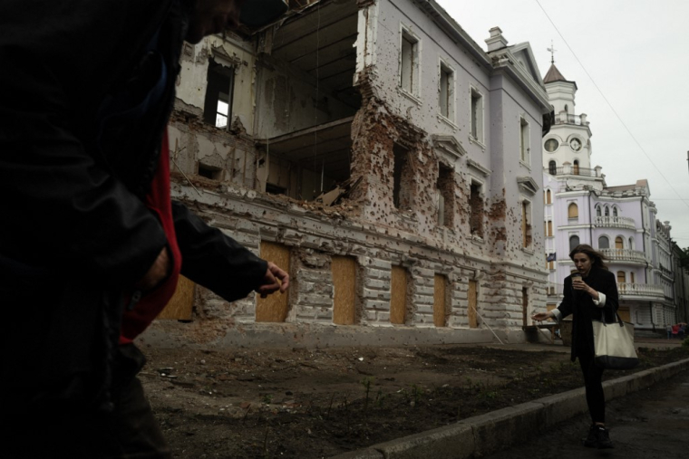 Un immeuble bombardé à Soumy, en Ukraine, le 12 juin 2025. ( AFP / FLORENT VERGNES )