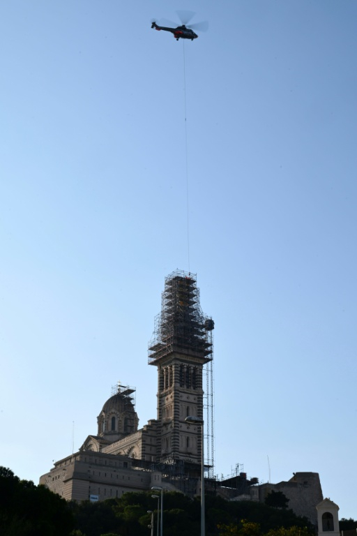 Un hélicoptère Puma transporte la couronne de la Bonne Mère, le 17 octobre 2025 à Marseille ( AFP / Christophe SIMON )