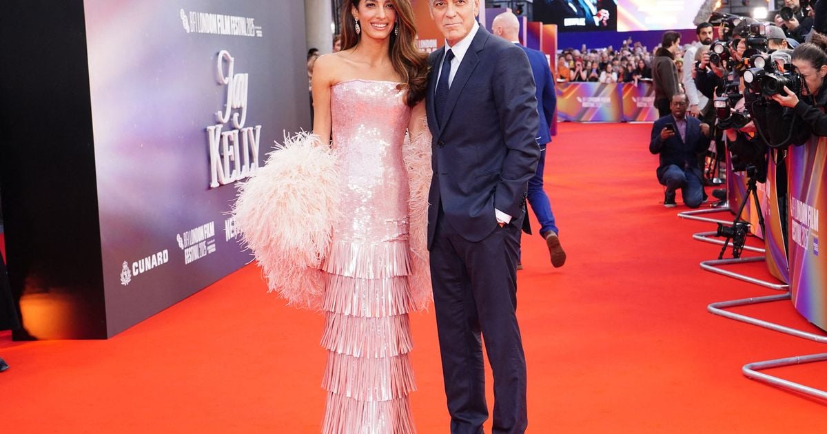 Des plumes et des paillettes à Londres : George Clooney éclipsé par sa femme Amal sur le tapis rouge