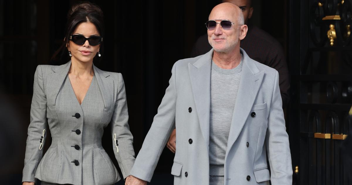 Vêtus de tenues assorties, Jeff Bezos et Lauren Sanchez se baladent dans les rues de Paris