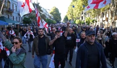 des dizaines de milliers de personnes manifestent le jour d'élections locales