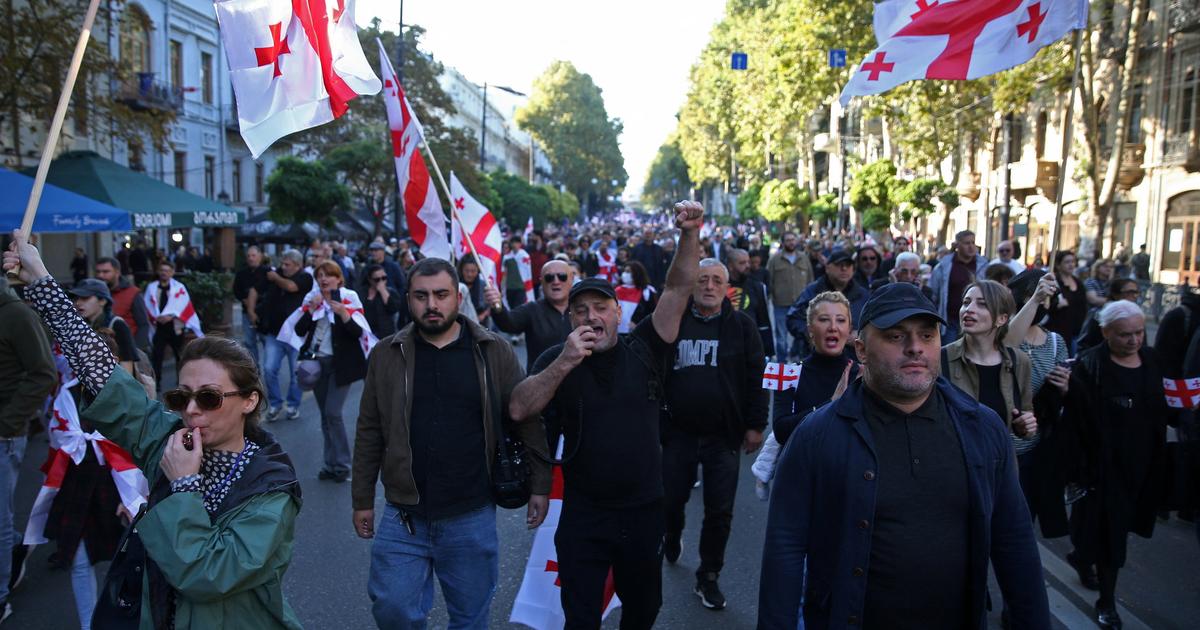 des dizaines de milliers de personnes manifestent le jour d'élections locales