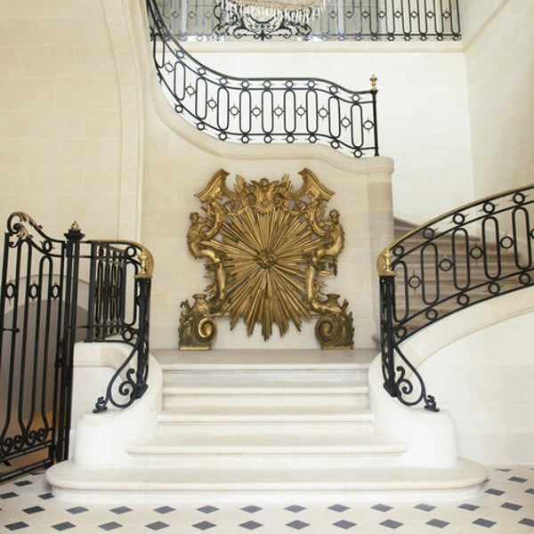 Roger Vivier renoue avec la Rive Gauche et inaugure Maison Vivier