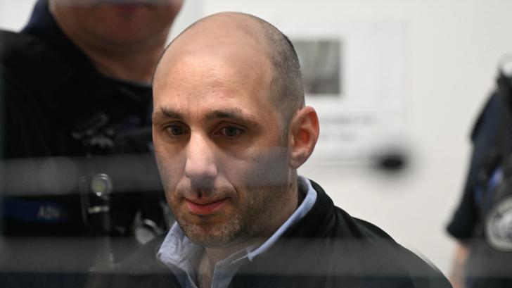 Cédric Jubillar, photographié dans la salle d’assises du Tarn, à l’ouverture de l’audience de son procès pour le meurtre de sa femme Delphine Jubillar.