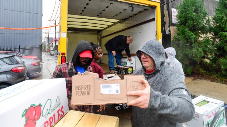Des bénévoles déchargent des dons de produits frais et de denrées sèches d’un camion, à Philadelphie en Pennsylvanie, le 30 octobre 2025.