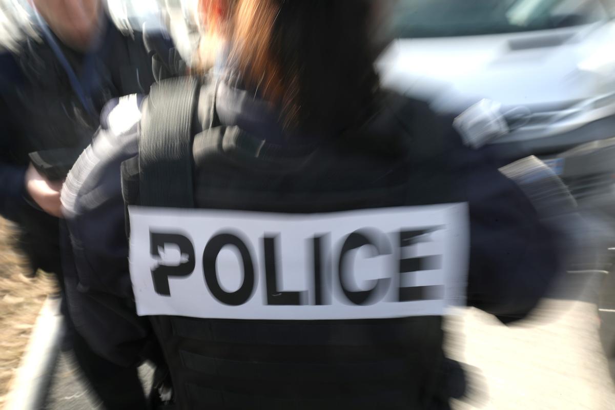 La porte d’entrée d’un bâtiment pris pour cible dans une cité à La Seyne
