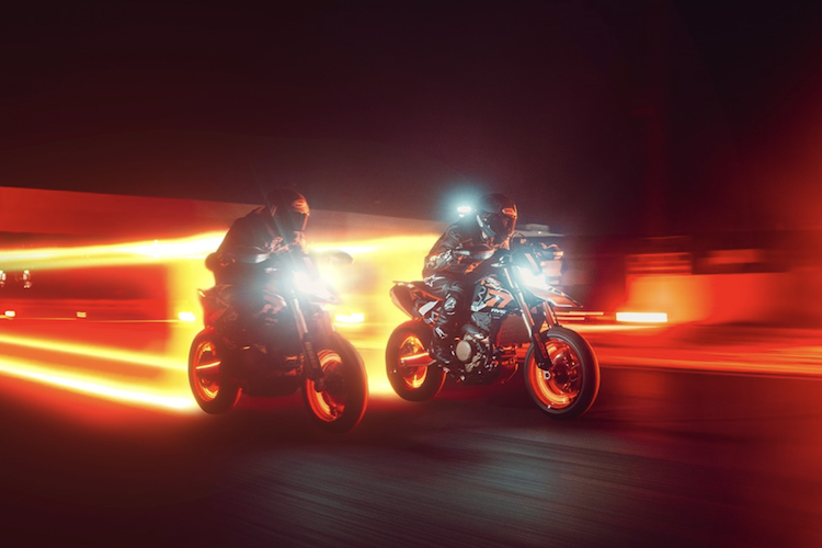 Mise en scène dans le style Tron : la Ducati Hypermotard 698 RVE