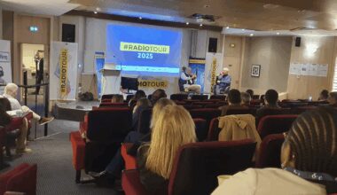 Ouverture à 09h au Mercure Paris Boulogne. Le RadioTour Paris Île-de-France a démarré dans l’amphithéâtre, avec plus de 150 professionnels inscrits pour une journée d’échanges et de retours d’expérience.