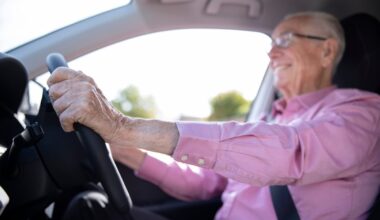 Conducteur seniors au volant de sa voiture © Daisy Daisy/Shutterstock