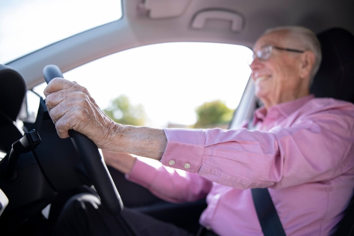 Conducteur seniors au volant de sa voiture © Daisy Daisy/Shutterstock