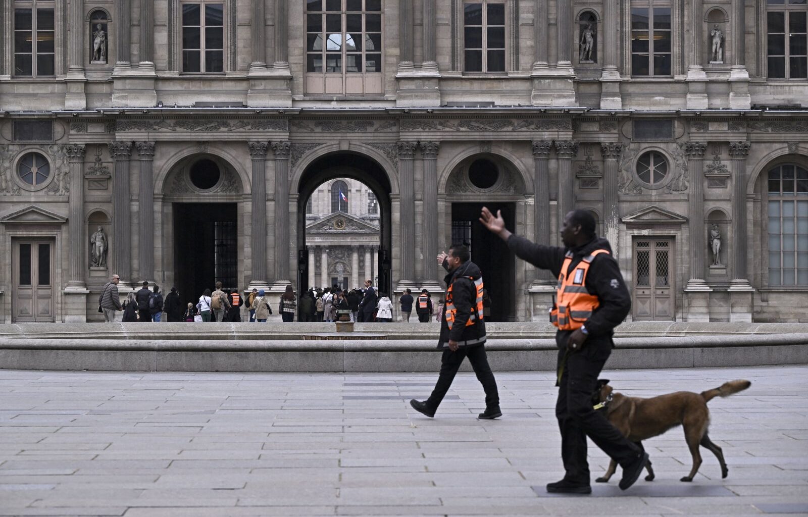 Au lendemain du spectaculaire cambriolage au musée du Louvre à Paris, qui reste fermé lundi, la police française est lancée aux trousses de quatre malfaiteurs