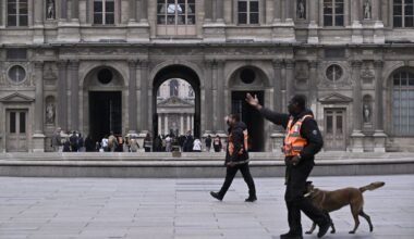 Au lendemain du spectaculaire cambriolage au musée du Louvre à Paris, qui reste fermé lundi, la police française est lancée aux trousses de quatre malfaiteurs