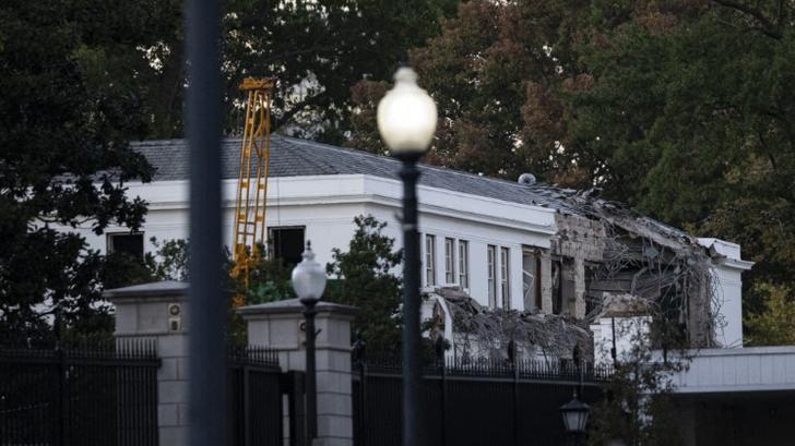 Vue générale des travaux de construction en cours dans l’enceinte de la Maison Blanche à Washington, D.C., États-Unis, le 20 octobre 2025.