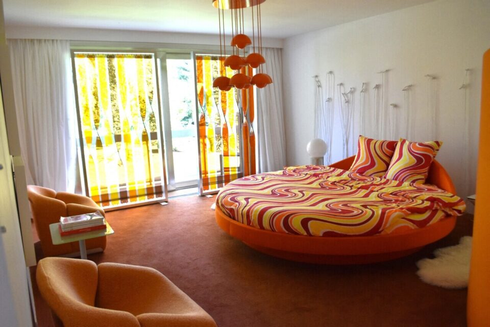 Une chambre aux ambiances très sixties.