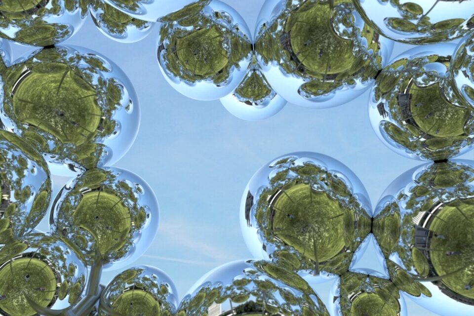 L'oeuvre monumentale Maolecular Cloud, du Noramnd Vincent Leroy, s'installe sur la Presqu'île de Caen