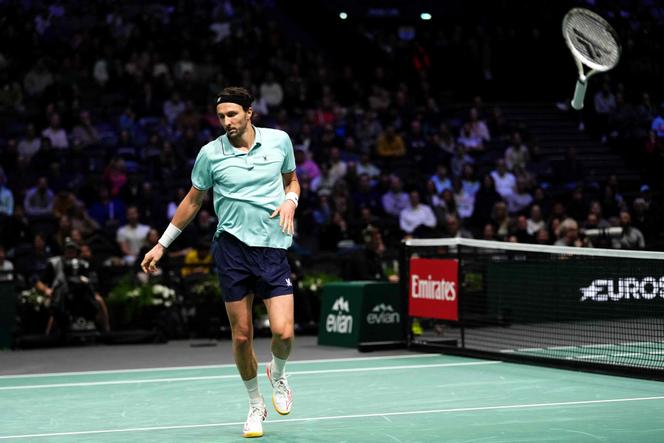 Le tennisman français Arthur Rinderknech, lors de son match face au Monégasque Valentin Vacherot au deuxième tour du Masters 1000 de Paris, à Nanterre, le 29 octobre 2025.