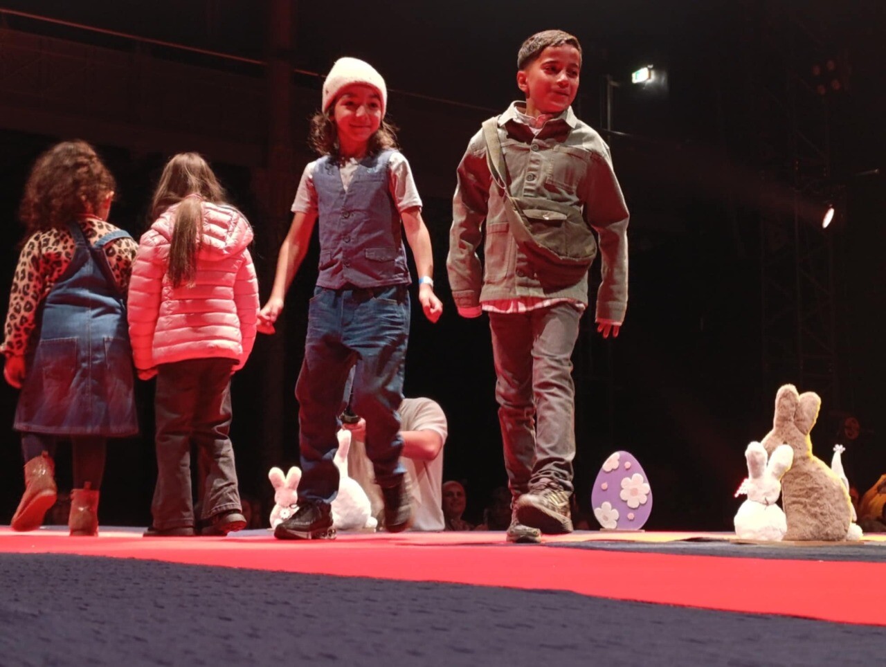 À Roubaix, un défilé de mode pour 60 enfants du Secours Populaire qui repartent avec leur tenue