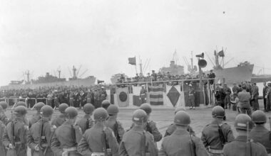 les Américains rendent le port à la France