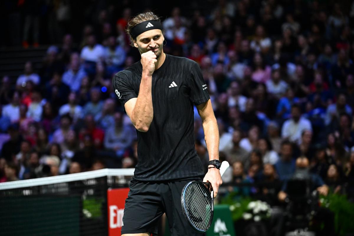 Alexander Zverev s'en sort face à Camilo Ugo Carabelli pour son entrée en lice au Rolex Paris Masters