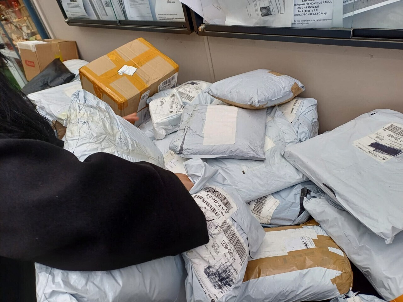 l'auteur convoitait les sacs de colis à l'intérieur