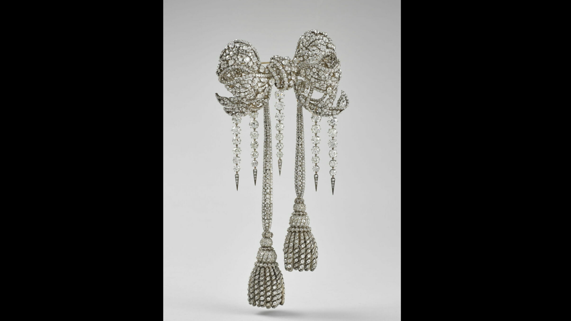 voici la liste des huit bijoux dérobés dans la galerie d’Apollon