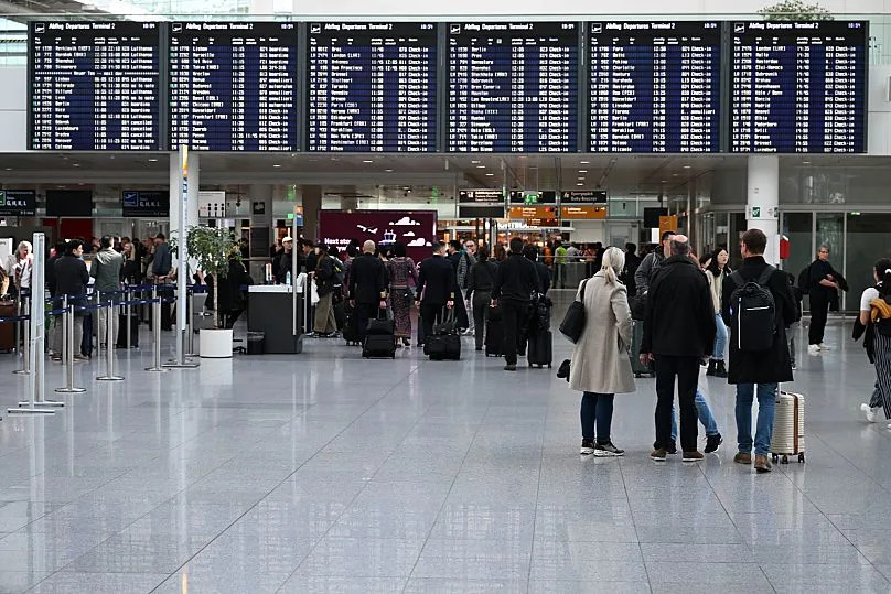 Panneau d'affichage au terminal 2 de l'aéroport de Munich, le 3 octobre 2025