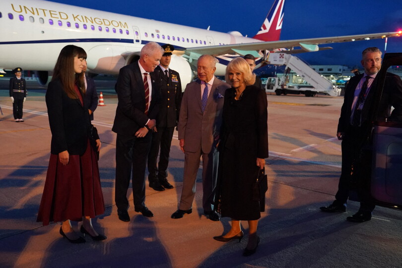 Pour cette visite historique, le roi a été notamment accueilli par Christopher Trott, ambassadeur britannique auprès du Saint-Siège.