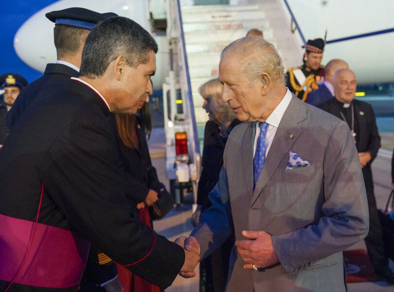 Sur le tarmac, Charles III est accueilli par Mgr Javier Domingo Fernández Gonzalez, chef du bureau du protocole de la Cité du Vatican, et Mgr Francesco Canalini, nonce apostolique à la retraite et ancien diplomate papal.