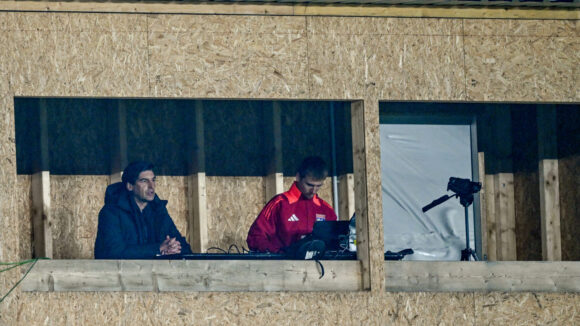 Paulo Fonseca observant le match Strasbourg - OL